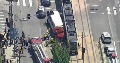 При столкновении поезда и автобуса в Лос-Анджелесе пострадали 55 человек